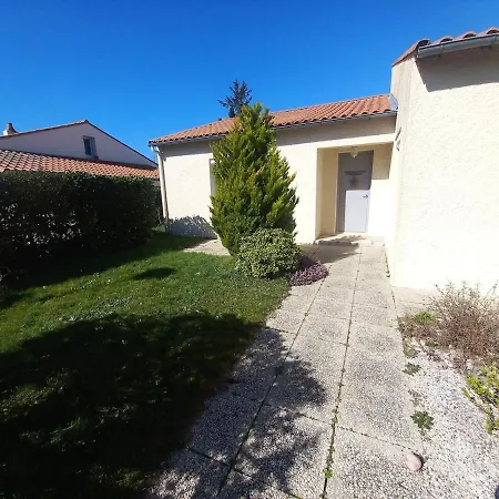 Holiday home Maison Entiere Spatieuse Et Au Calme 6 Couchages *